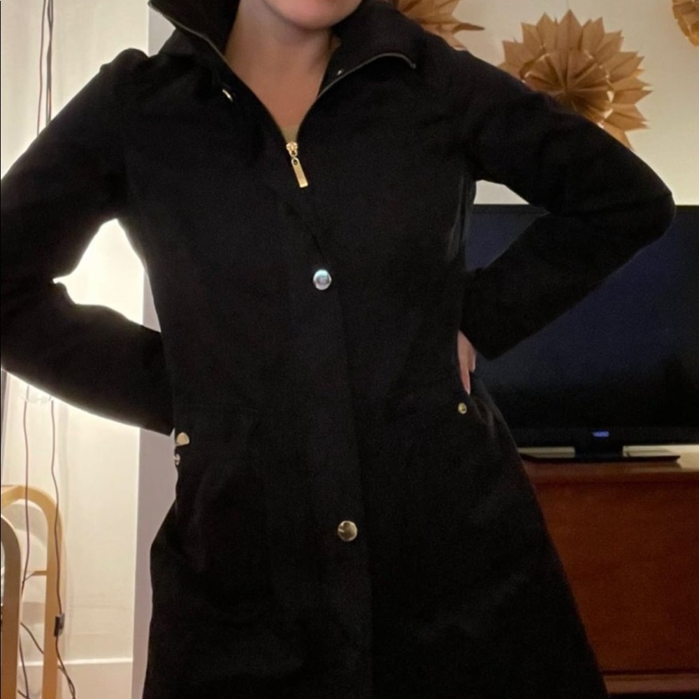 KRISTEN BLAKE Classy black raincoat with sturdy gold hardware
